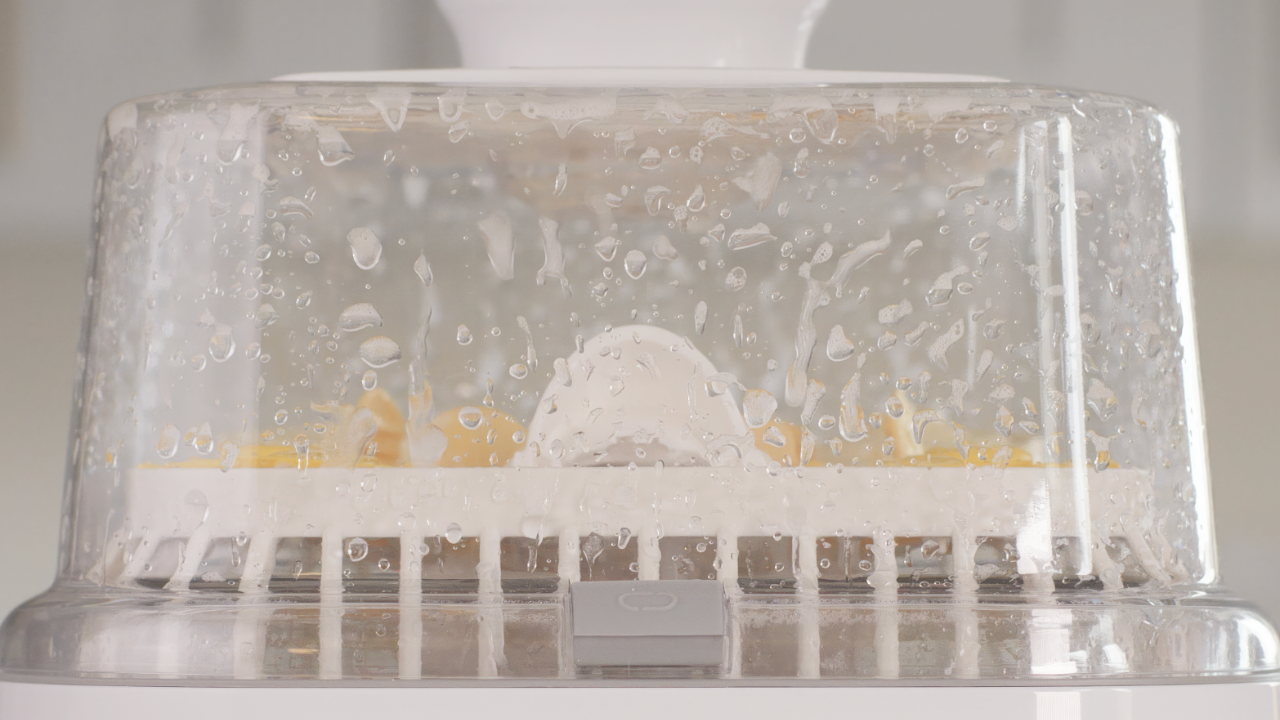 Bebello Washer washing bottles with water sploshing